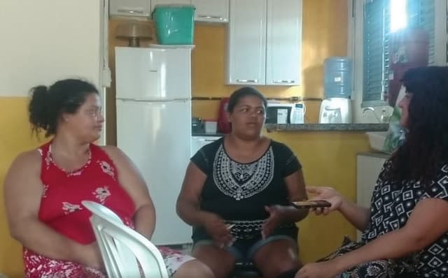 Entrevista realizada pela Profa. Liza com moradores de Santa Luzia. Construção de mapeamento colaborativo. Fonte: Periférico, 2019