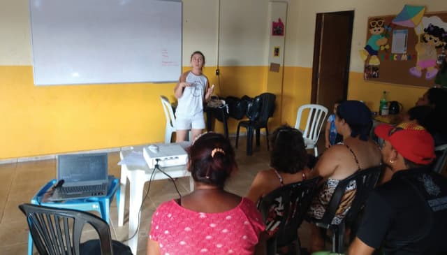 Apresentação de Alunas integrantes do Periférico na Oficina Soluções Ambientais. Fonte: Periférico, 2019