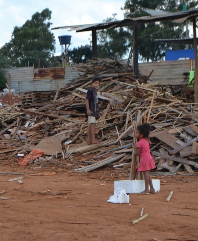 Local de depósito de papelões. Fonte: Periférico, 2019