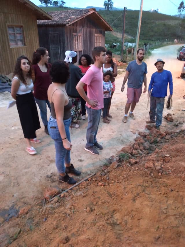 Conversa com moradores sobre alocação das unidades habitacionais. Fonte: Petarq, 2018.