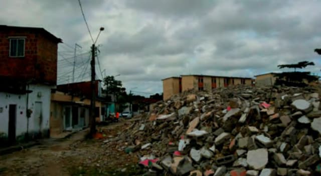 Entulho sendo processado e armazenado nas proximidades das casas do entorno do Conjunto Muribeca. Fonte: CAUS, 2020