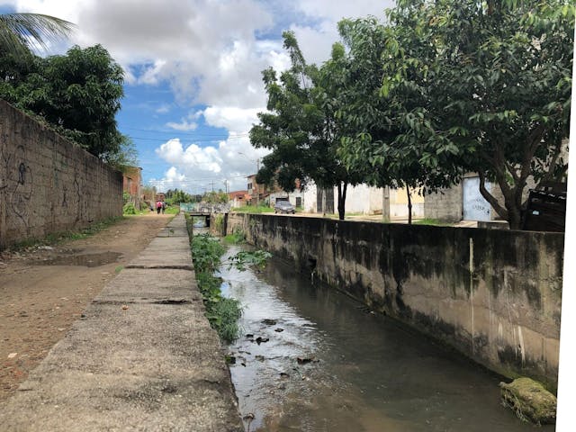 Córrego canalizado Maracanaú.
